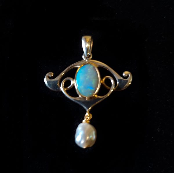 mucha pendant 1